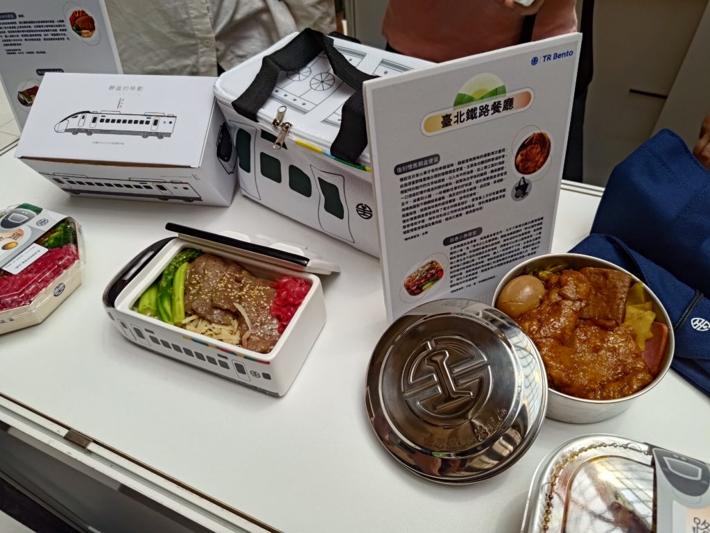 ▲臺鐡以特製的便當盒盛菜飯,兼具品嚐與收藏的價值。(記者 辛澎祥/攝)