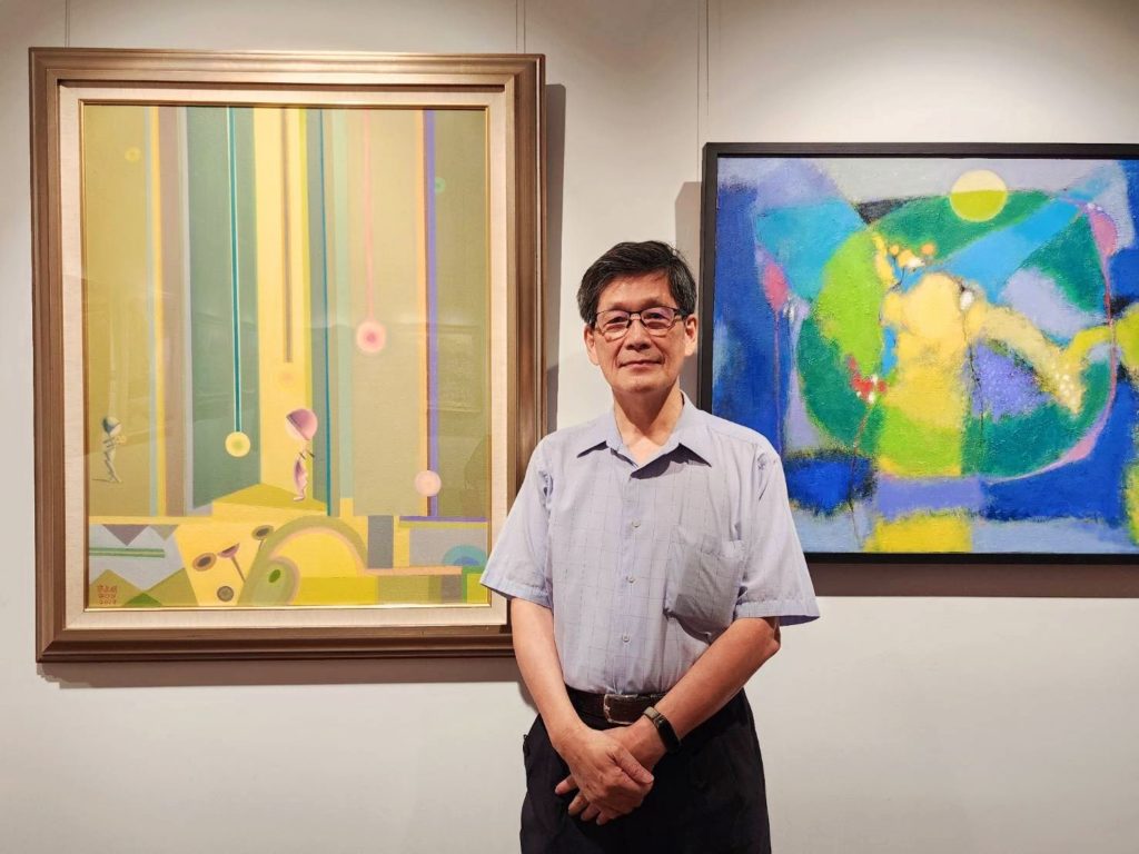 ▲油畫家蔡永明在他的作品(左,未境之城)前留影,展現其創作深邃的靈動與美感,令人驚豔。(記者 辛澎祥/攝)