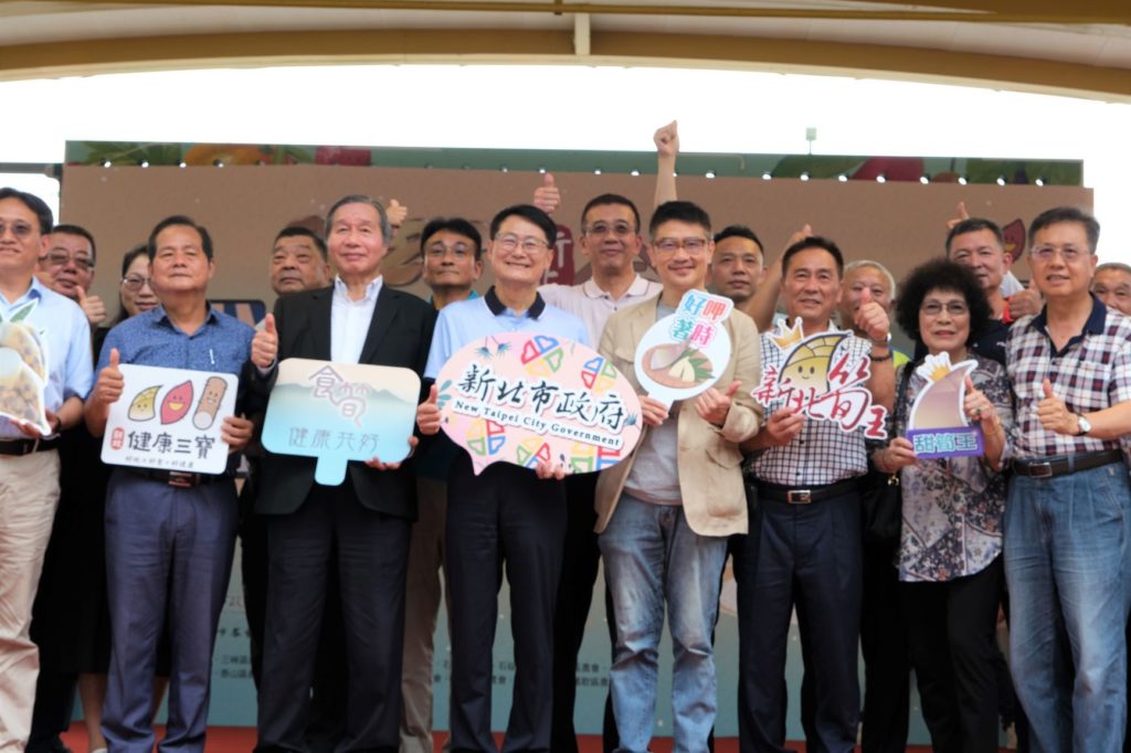 ▲新北市政府長官與獲獎筍農開心合影留念。(圖/新北農業局 提供)