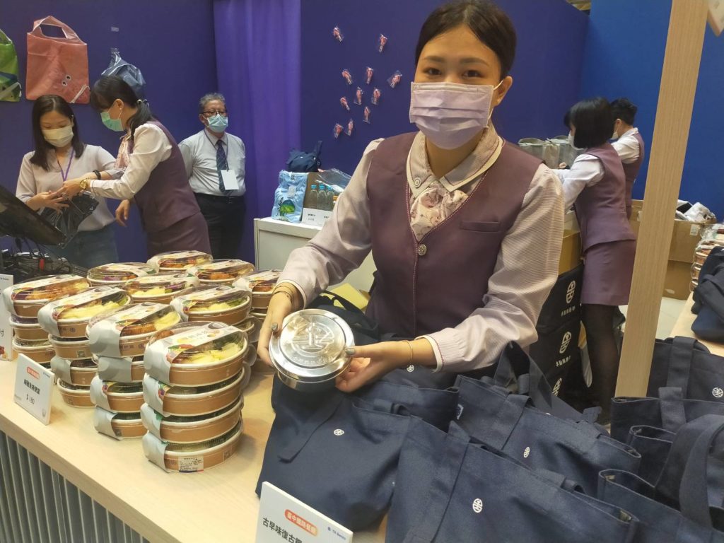 ▲臺鐵招牌系列便當備受民眾歡迎。(記者 辛澎祥/攝)