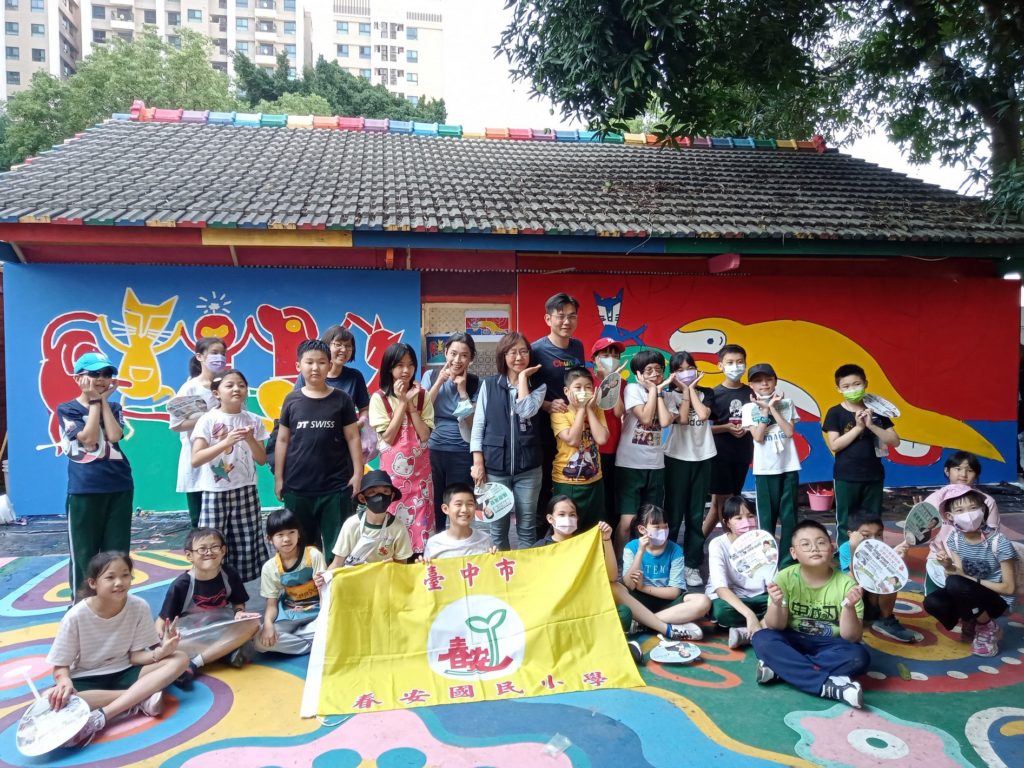 春安國小師生熱情參與彩繪共創。(圖/文化局提供)
