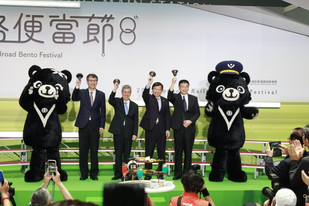 ▲政府高層與會拉鈴正式開賣鐵路便當及周邊產品。(圖/臺鐵 提供)