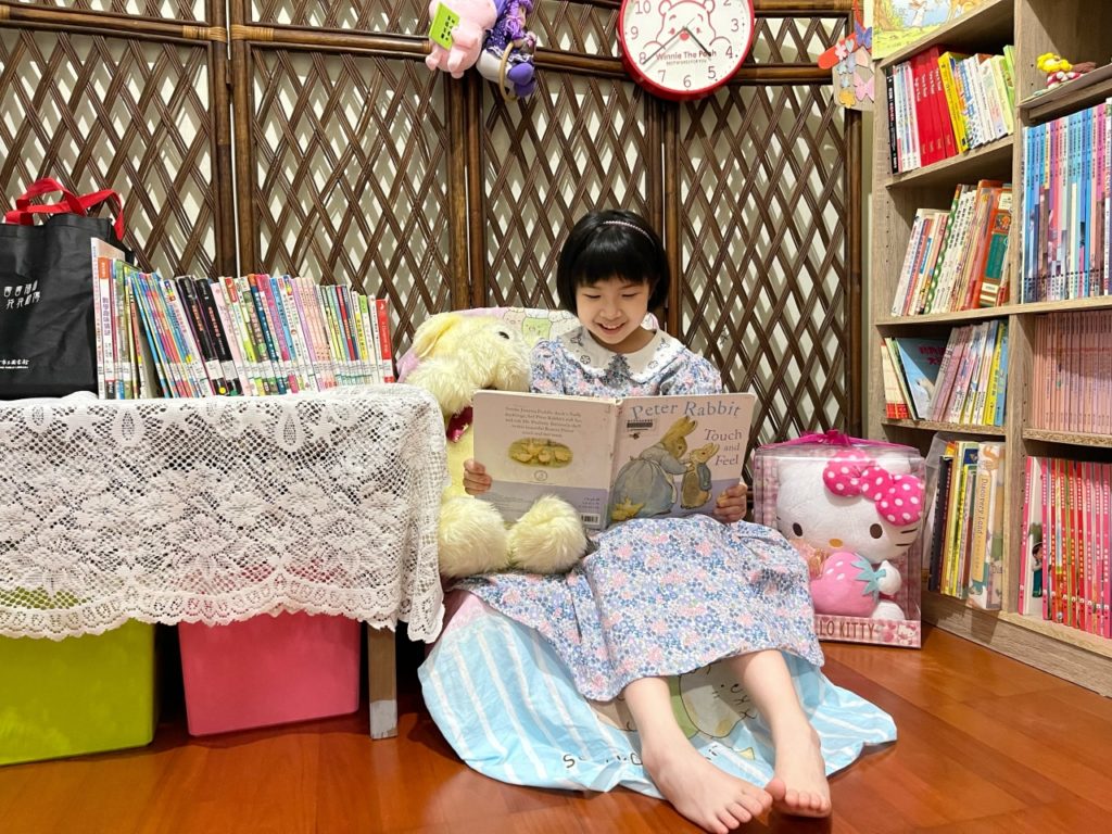 家庭借閱證是一把開啟親子家庭共讀的鑰匙。（圖/文化局提供）