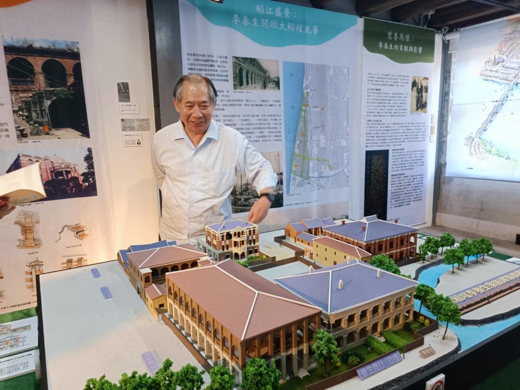 ▲李福然董事長從大稻埕早年的建築形貌說明李春生在當年投注心力的軌跡。(記者 辛澎祥/攝)