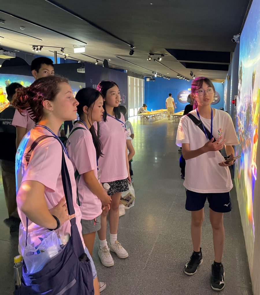 新北文化大使向華裔青年志工介紹新北市美術館展覽「新朋友」。(圖/文化局提供)
