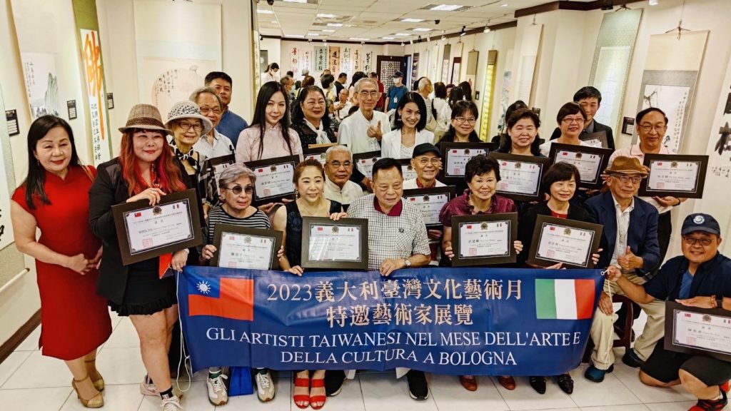 參加台北與義大利國際交流展的臺灣藝術家們,開心合影留念。(圖/夏實提供)
