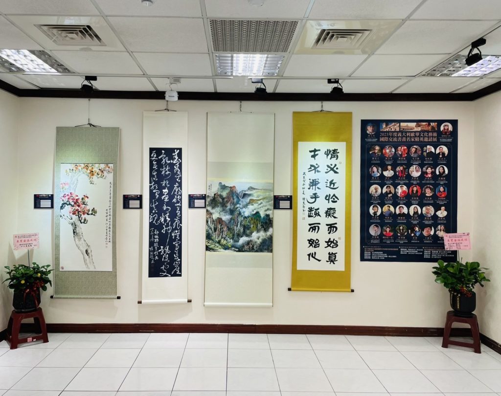 展出中的參展藝術家作品,質量兼俱。左起為江正吉老師、陳銘鏡理事長、陳嘉子老師及陳美秀榮譽理事長的作品。(圖/夏實提供)