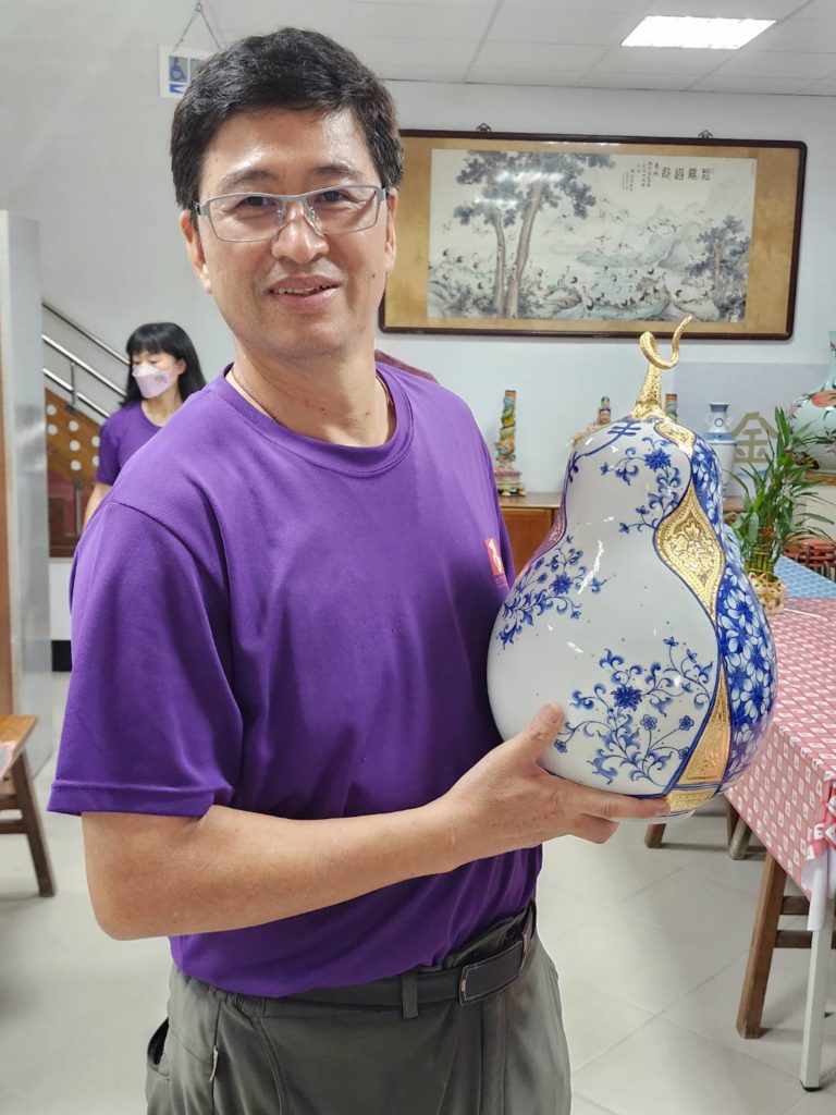 ▲何桂泉廠長拿著金門陶瓷廠所製作生產的青花瓷瓶,可謂頂級工藝品的尊榮。(記者 辛澎祥/攝)