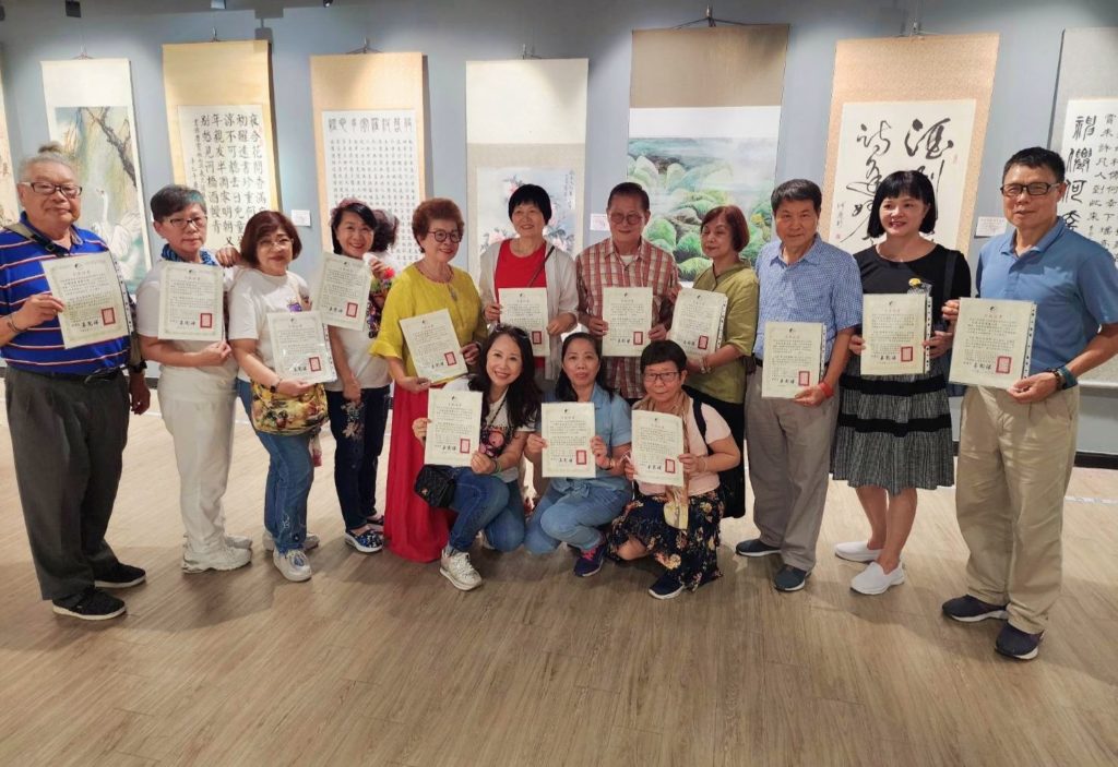 ▲出席聯展開幕式的會員老師們,以取得參展證書的榮耀,而於展場開心合影留念。(圖/詹佳綺 攝)