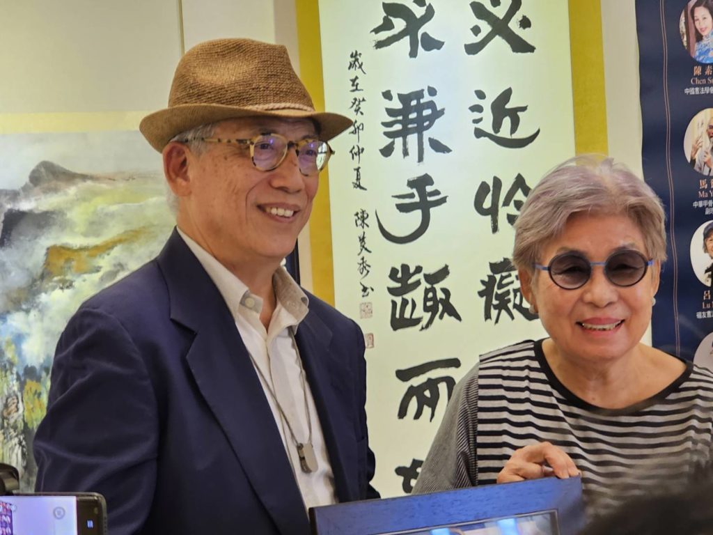▲楊天奕會長(左)頒發感謝狀給知名女書法家陳嘉子,表達她對歐華文化交流活動的大力支持。(圖/夏實提供)