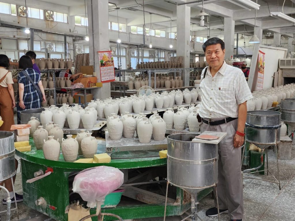 ▲書畫家們一行前往金門陶瓷廠參訪,對其專業與技藝的嫻熟而感到驚嘆不已。右為水墨畫家廖仁彬老師。(記者 辛澎祥/攝)