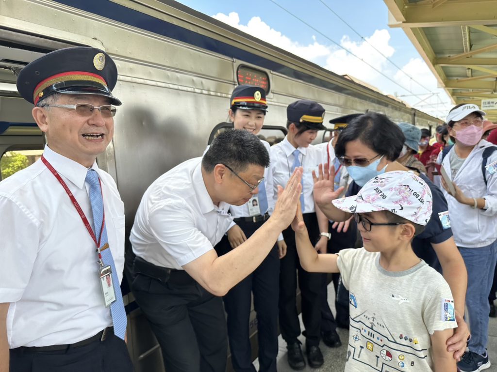 臺鐵局局長杜微與民眾開心擊掌。（圖/臺鐵局提供）