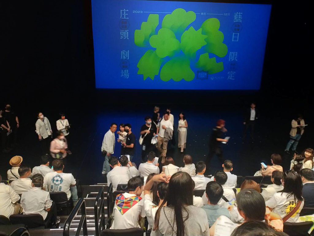 ▲數十個表演團體出席說明會,場面熱烈。(記者 辛澎祥/攝)