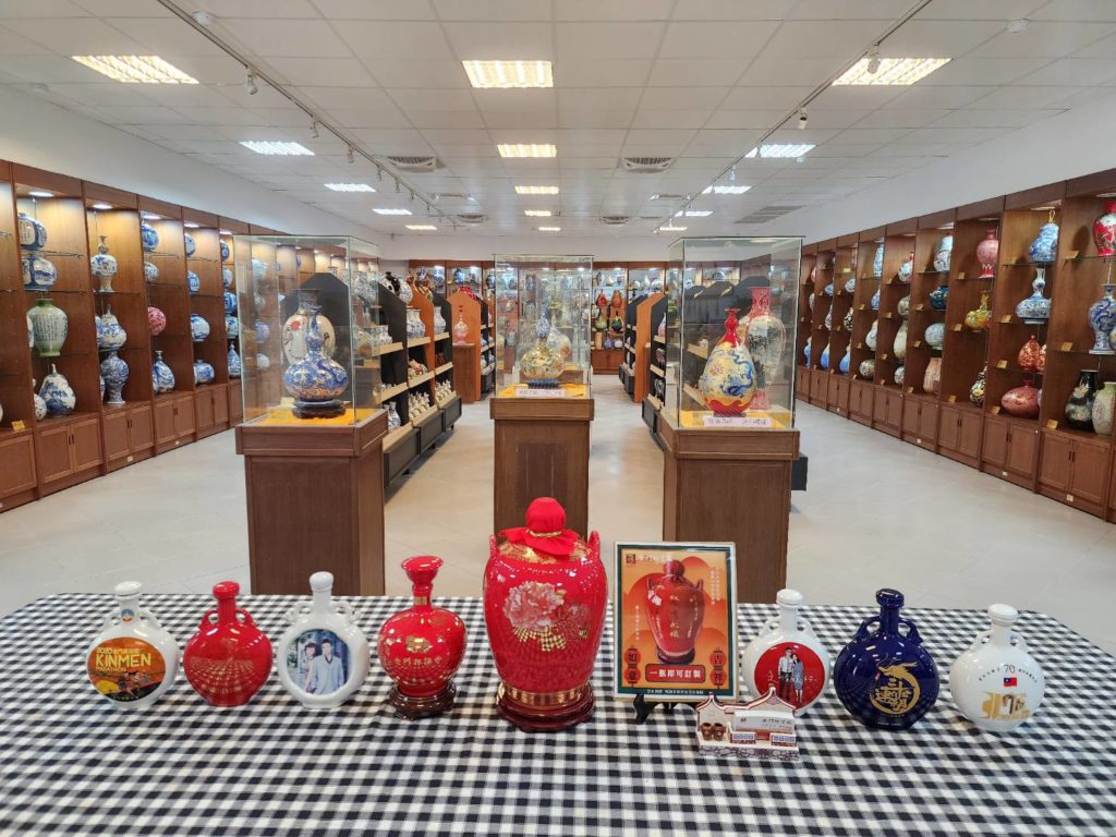 ▲金門陶瓷博物館所展示不同時期的精美陶瓷品,令人驚艷不已。(記者 辛澎祥/攝)