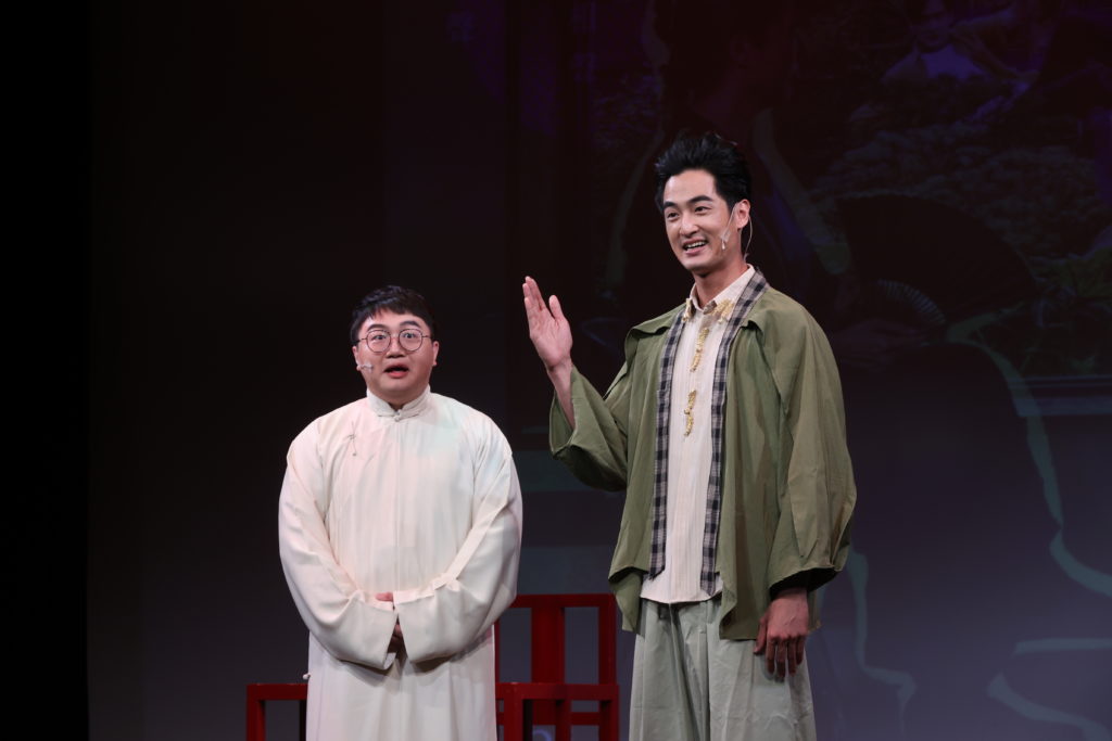 台北曲藝團《相聲，Move On !》吳思偉（左）、右吳碩恩演出精釆。（圖/傳藝中心提供） 。