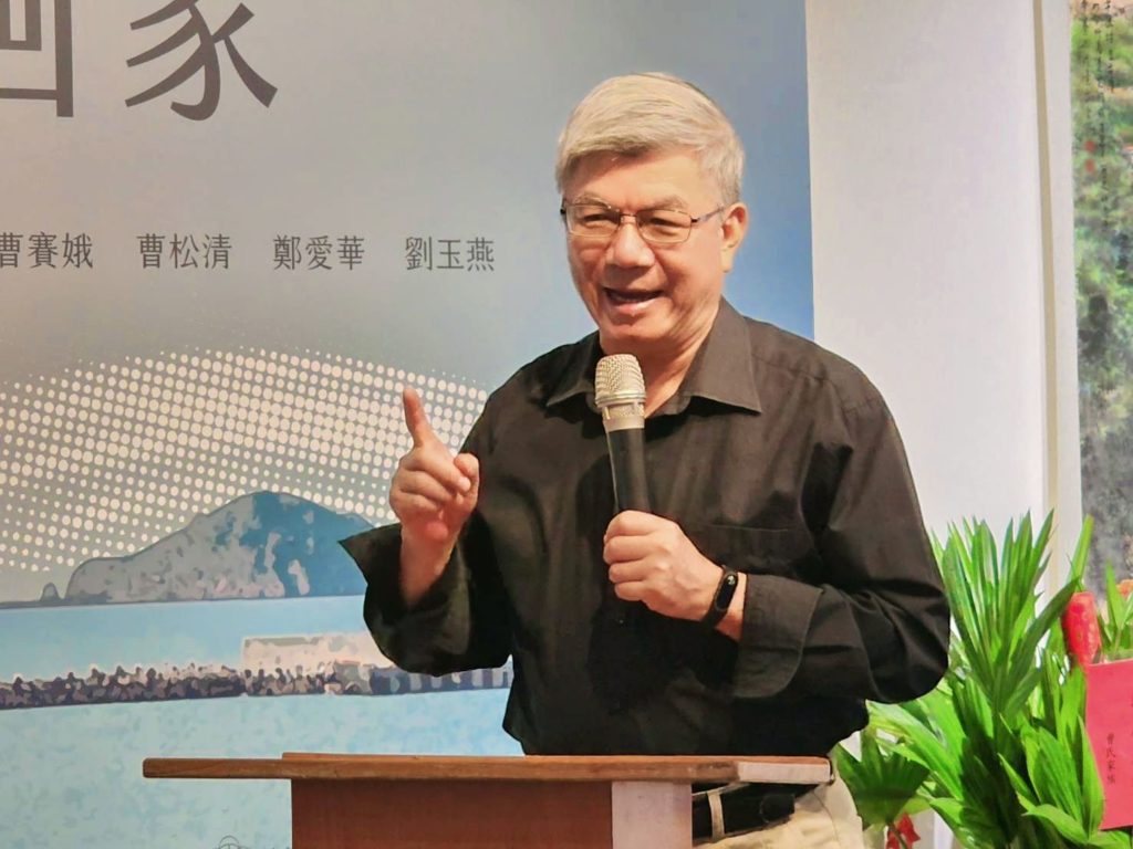 ▲馬祖旅台藝術家畫會創會會長陳合成,強調參展藝術家作品所呈現的思鄉情懷是這次聯展重要的訴求主軸。(記者 辛澎祥/攝)
