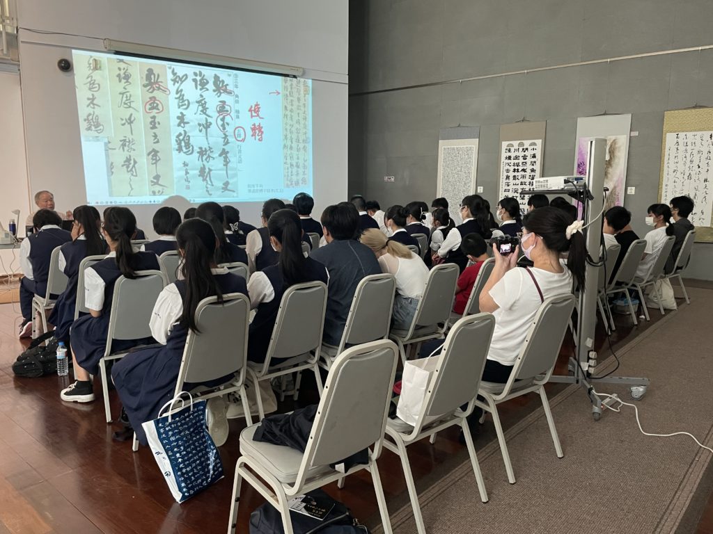 ▲知名書法家的淡江大學教授張炳煌(左)與日本大宮光陵高校青年學生對談書法技藝,場面熱烈。(圖/張炳煌 提供)