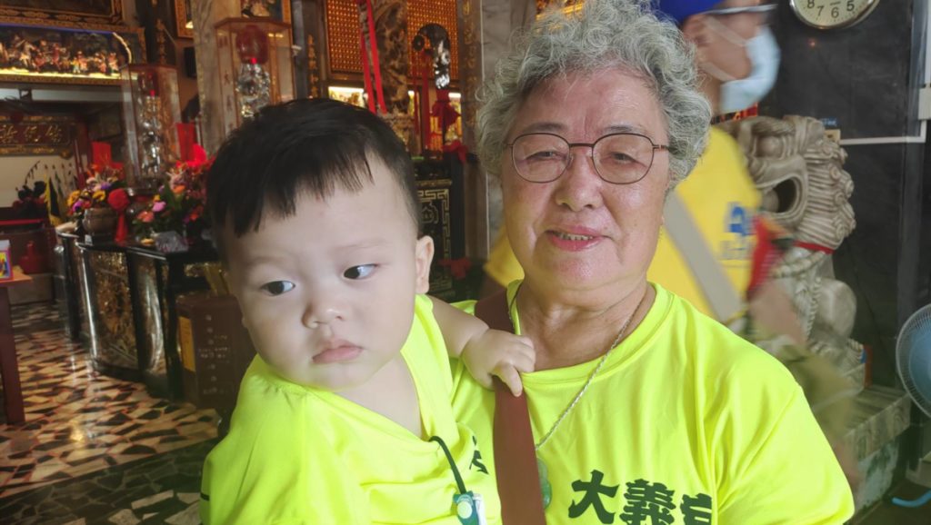 ▲穩發漁業總裁謝許津蘭女士,抱著孫子,相當愉快。(記者 /張弘光 攝)