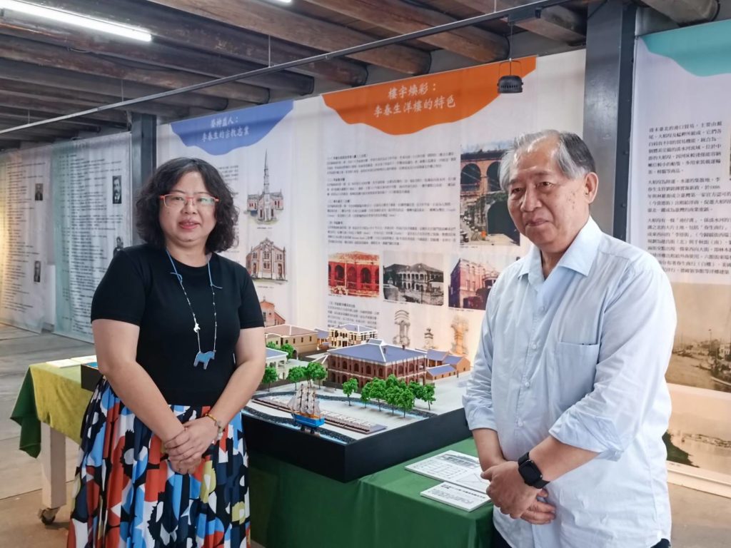 ▲李福然董事長(右)與台北市大稻埕創意街區發展協會理事長周佩蓉主協辦這次特展,帶給民眾不同的聆賞視野。(記者 辛澎祥/攝)