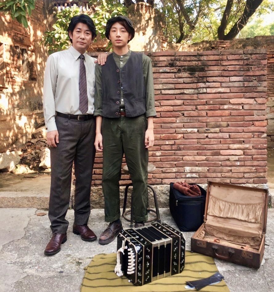 ▲邱顯博（右）拍電影「艾莉絲旅館」時與永瀨正敏的合照。（圖/廖佩玲 提供）
