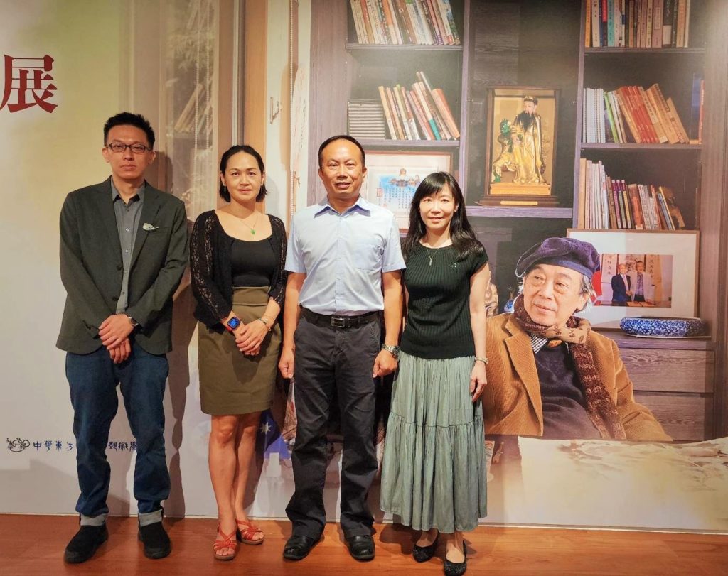 ▲陳陽春紀念展的圓滿成功,四位戮力以赴的成員功不可沒。左起陳陽春兒子陳怡成、國父紀念館展覽組吳雪慧、策展人許忠文老師及陳陽春女兒陳韻如。(圖/詹佳綺 攝)