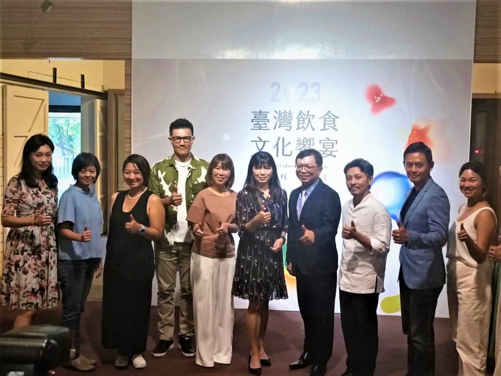 ▲出席活動的各單位代表與主協辦方,為即將登場的臺灣美食節展現志在必得的決心。(記者 辛澎祥/攝)