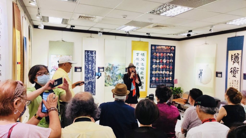 副會長兼策展人的夏實老師,致詞時表達對臺灣書畫家走向國際賦予高度期待。(圖/夏實提供 )