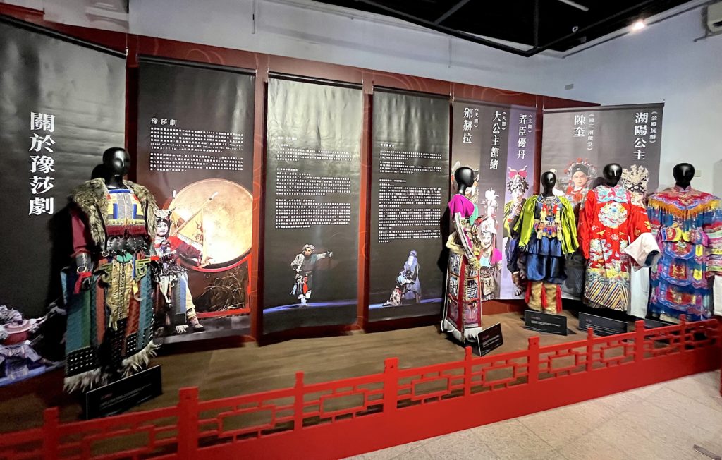 國立傳統藝術中心臺灣豫劇團「潮。豫」展覽展出精美的戲服。（圖/臺灣豫劇團）