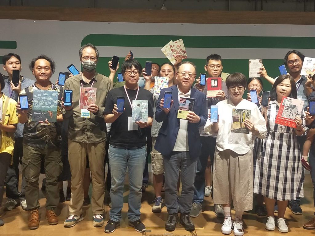 ▲史哲部長(前排右三)與書店業者合影展現大團結。(記者 辛澎祥/攝)