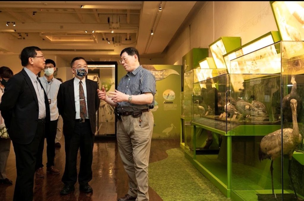 ▲李連權次長(左)在洪世佑館長的陪同下聆聽展出的導覽。(記者 辛澎祥/攝)