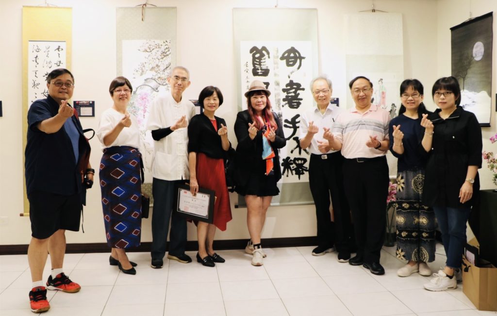 出席開幕式的參展藝術家,神情愉悅,顯得格外意氣風發。(圖/夏實 提供)