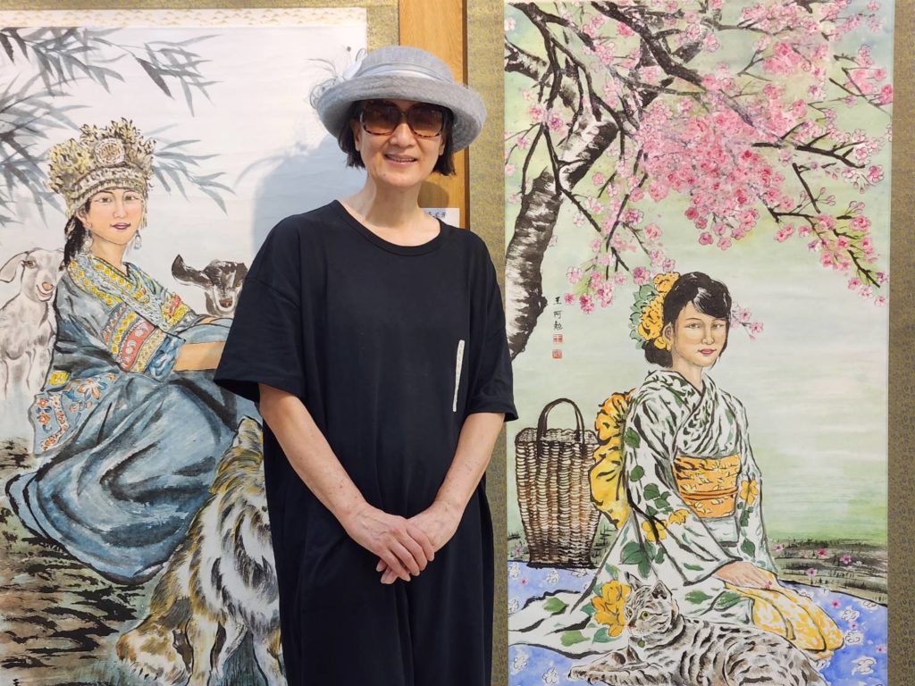 ▲王阿勉的人物畫描繪展現特有的彩墨風情。(圖/詹佳綺 攝)