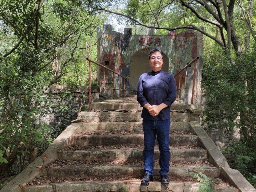 ▲站在當年當兵的雕堡前,多少金門戰地風情印象湧上陳啟村腦際。(照片提供/陳啟村)
