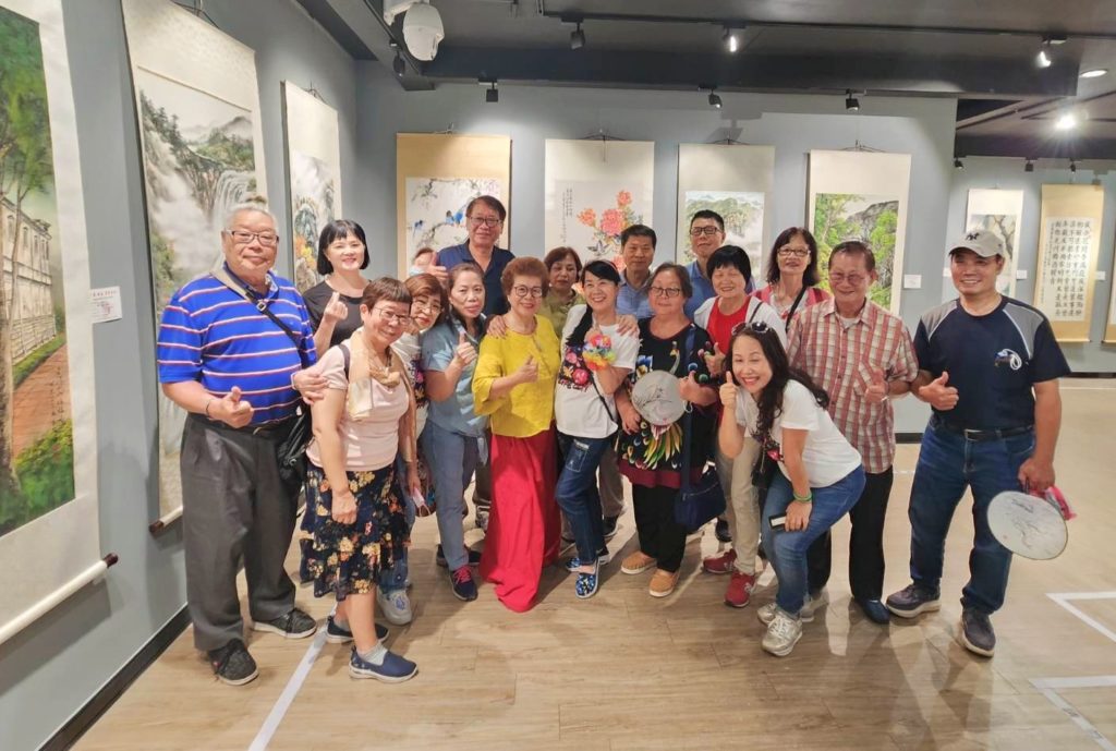 ▲來自臺灣的書畫家們首度跨海到金門文化局作品展出,一致認為是一次成功的知性與探索金門的文化之旅。(圖/詹佳綺 攝)