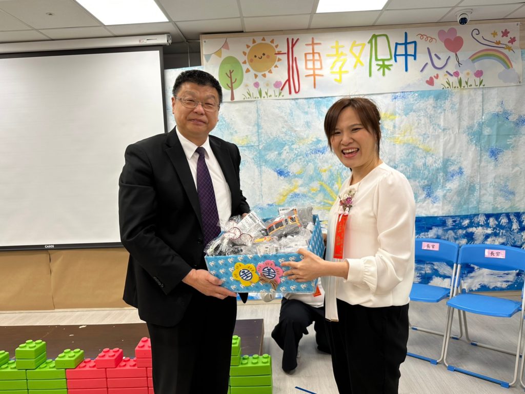 ▲杜微局長在台北車站教保中心畢業典禮頒發紀念品。(圖/臺鐵 提供)