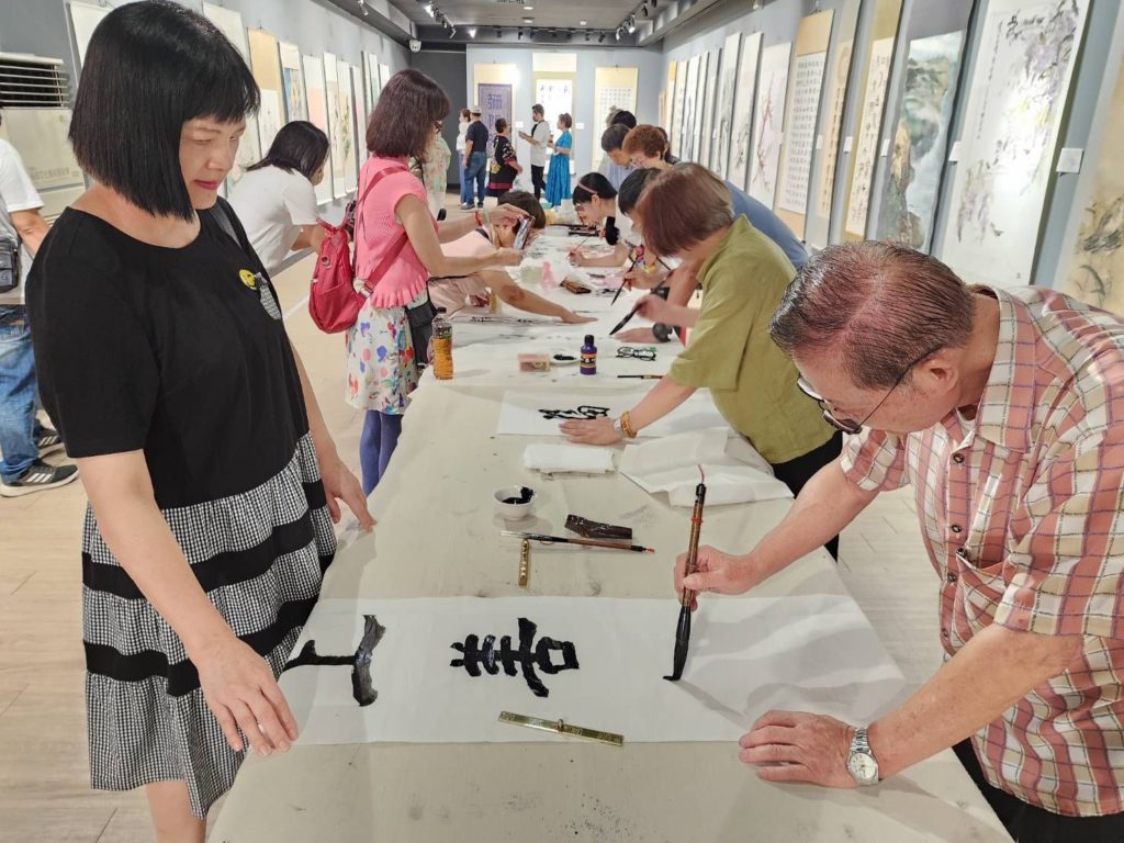 ▲協會的書法老師們以開筆題字表達真情,留下充滿深廣文化意境的書體,讓觀者凝視關注。(圖/詹佳綺 攝)