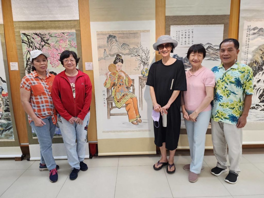 ▲王阿勉與張玉盆雙個展展覽引起書畫界的重視,多位老師前往道賀。(圖/詹佳綺 攝)