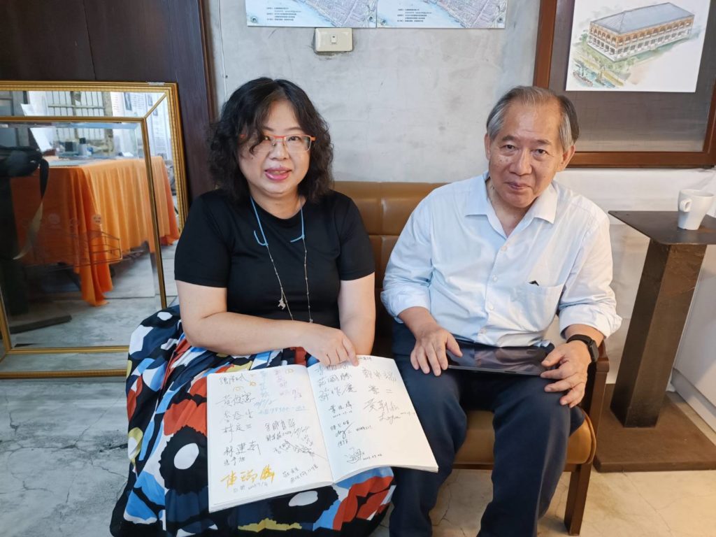 ▲李福然董事長(右)與周佩蓉理事長展示特展期間,來自海外國家的遊客熱情與溫馨留言,讓他們非常感動。(記者 辛澎祥/攝)