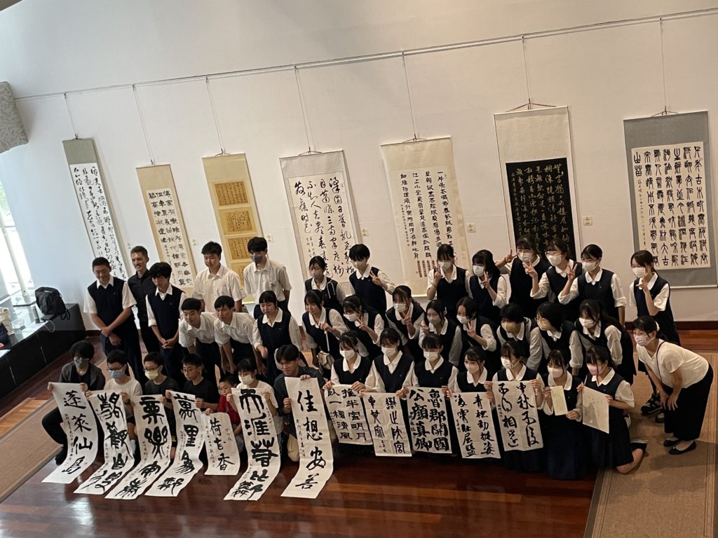 ▲日本大宮光陵高校學生展示各自書寫完成的作品,顯得質量兼俱,才情感人。(圖/張炳煌 提供)