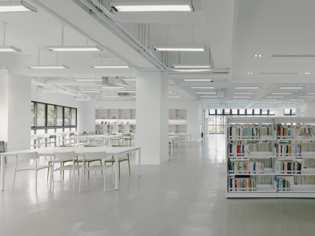 上楓圖書館二樓閱讀區,為民眾提供更優質的閱讀服務。(圖/文化局提供)