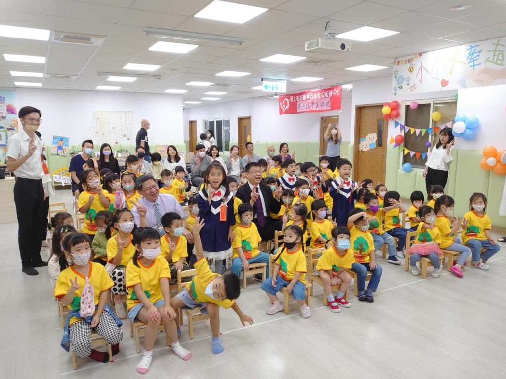▲杜微局長出席台北車站教保中心首屆畢業典禮,場面熱烈。(圖/臺鐵 提供)