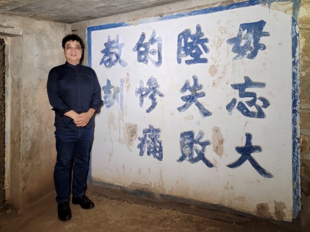 ▲陳啟村在金門坑道留影,對當兵的往事歷歷在目。(照片提供/陳啟村)
