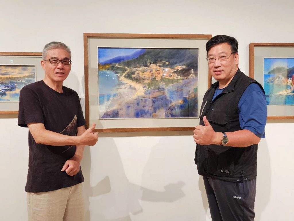 ▲林國勇(左)與曹松清的參展,說明了馬祖在地藝術家為鄉付出的決心與具體作為。後為林國勇老師的作品。(記者 辛澎祥/攝)