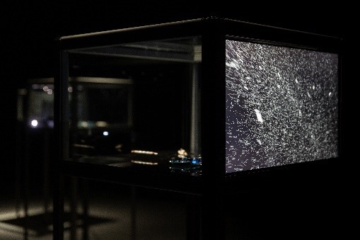 張永達,《Without Composing_nº5》(局部),2023,影像裝置,蓋格-穆勒管、蓋格-穆勒管模組、微電腦晶片、IPS 面板、電腦、壓克力、玻璃、褐簾石、鋯石、花崗岩、不銹鋼,尺寸依場地而定。圖像由臺北市立美術館提供。