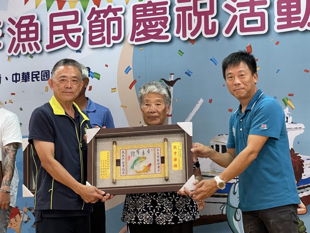▲模範漁民的九旬海女吳娥女士,具體展現職人精神,讓人敬佩。(圖/新北漁業處 提供)