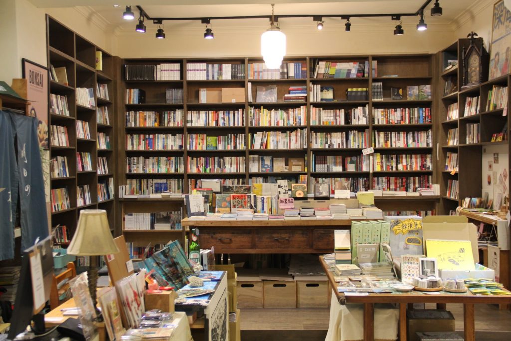 ▲傳統書店仍具有一定程度的吸引力,讓民眾在選購圖書中好整以暇。(圖/文化部 提供)