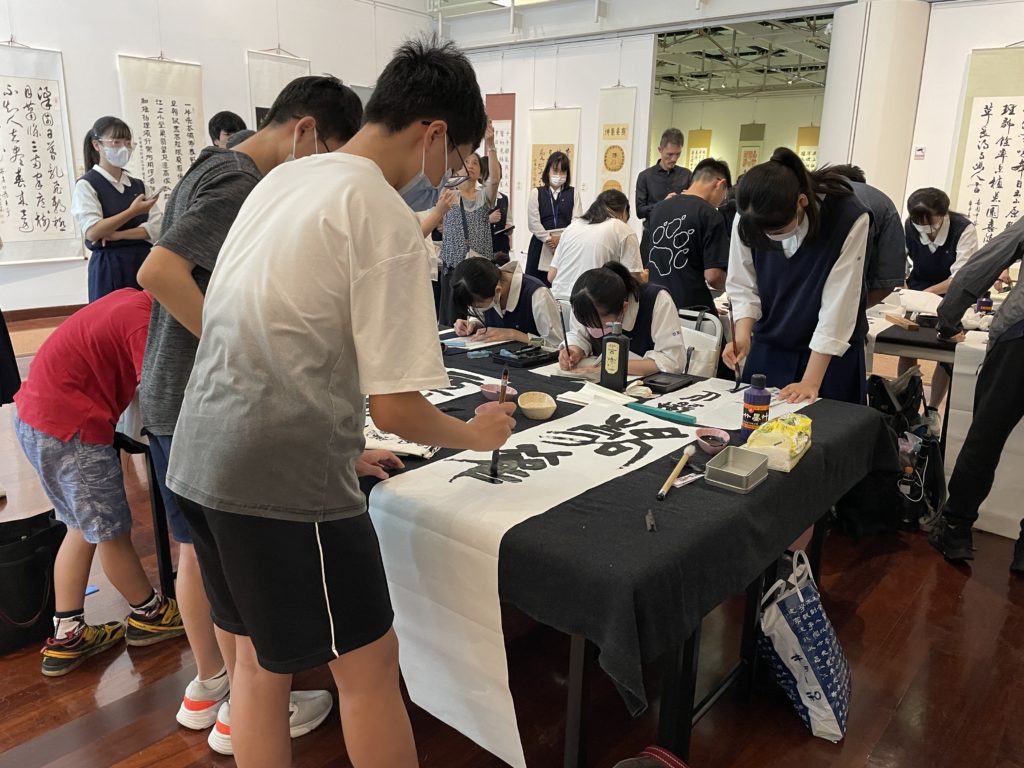 ▲日本大宮光陵高校學生聚精會神學寫書法的專注神情。(圖/張炳煌 提供)