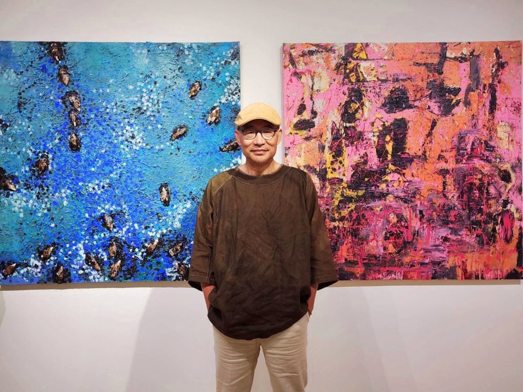 ▲抽象畫為創作型態的陳品言老師,在藝術的堅持與專注的路上,展現教學、創作與展覽的生命動線。(記者 辛澎祥/攝)