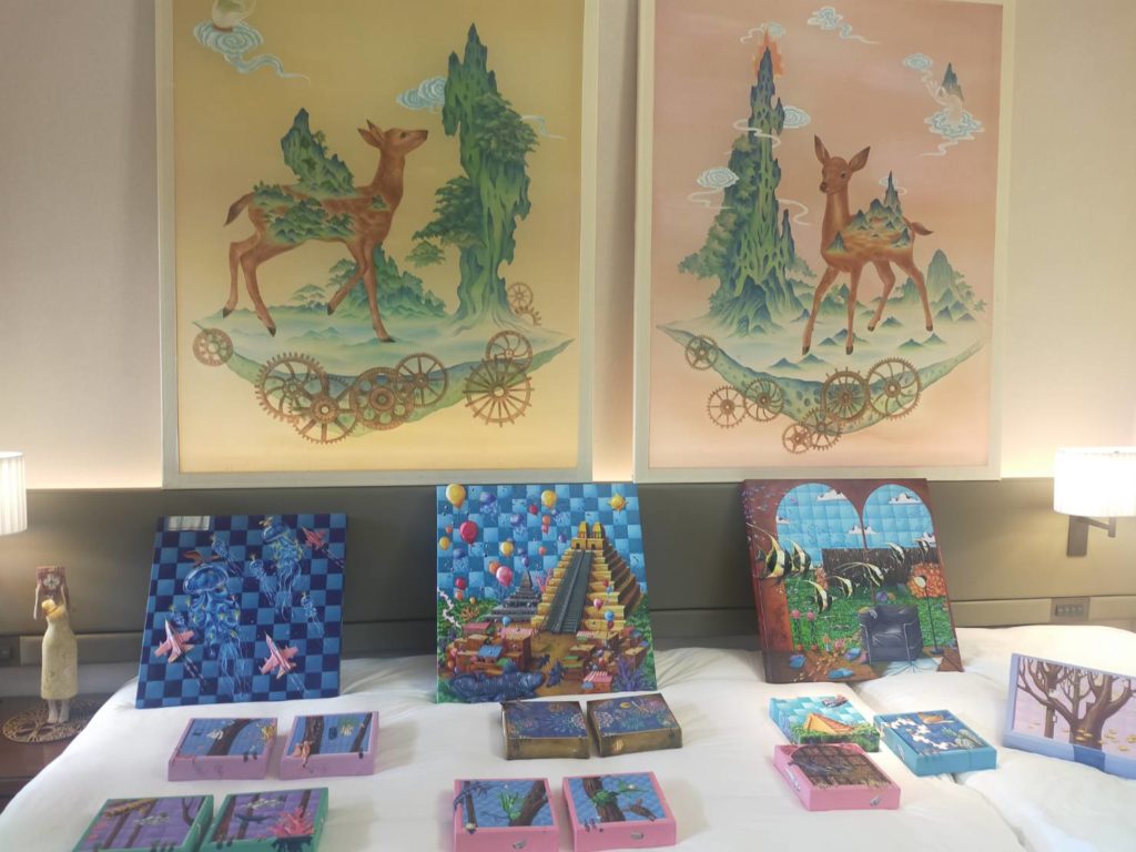 ▲不同的創作素材與基調，讓參展作品有著豐富多彩的生命故事。（記者 辛澎祥/攝）