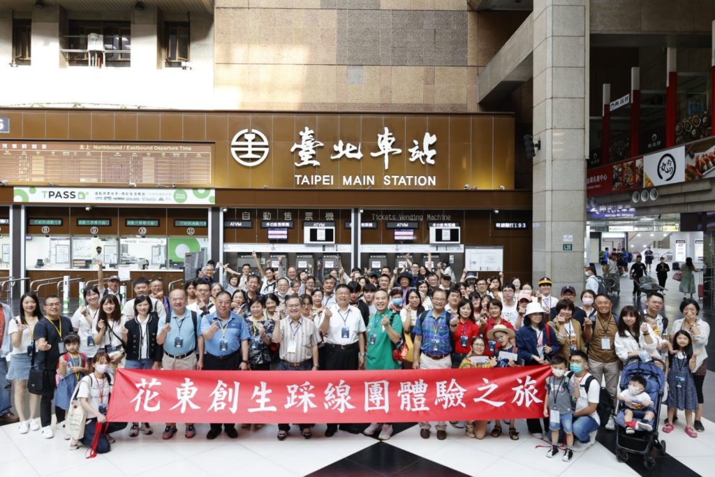 首發「花東創生踩線團」參加超過上百人，氣氛熱烈。（圖/臺鐵局提供）